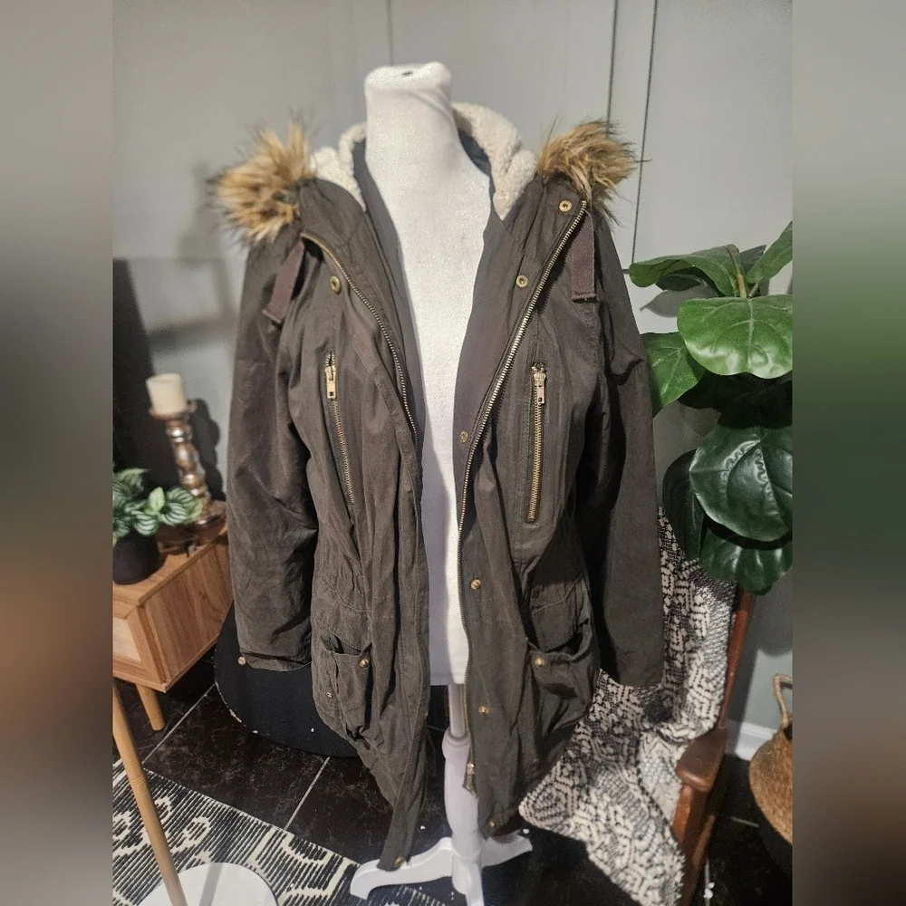 ASOS Parka Fur Trimmed Hood Utikity Medium Warmth Coat. Khaki/olive. Size 8